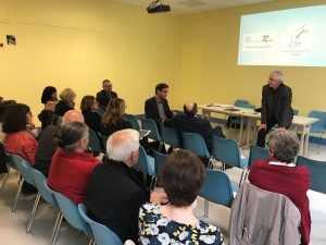 Personnes assises écoutant le président de l'association réseau handicaps rares nord-est