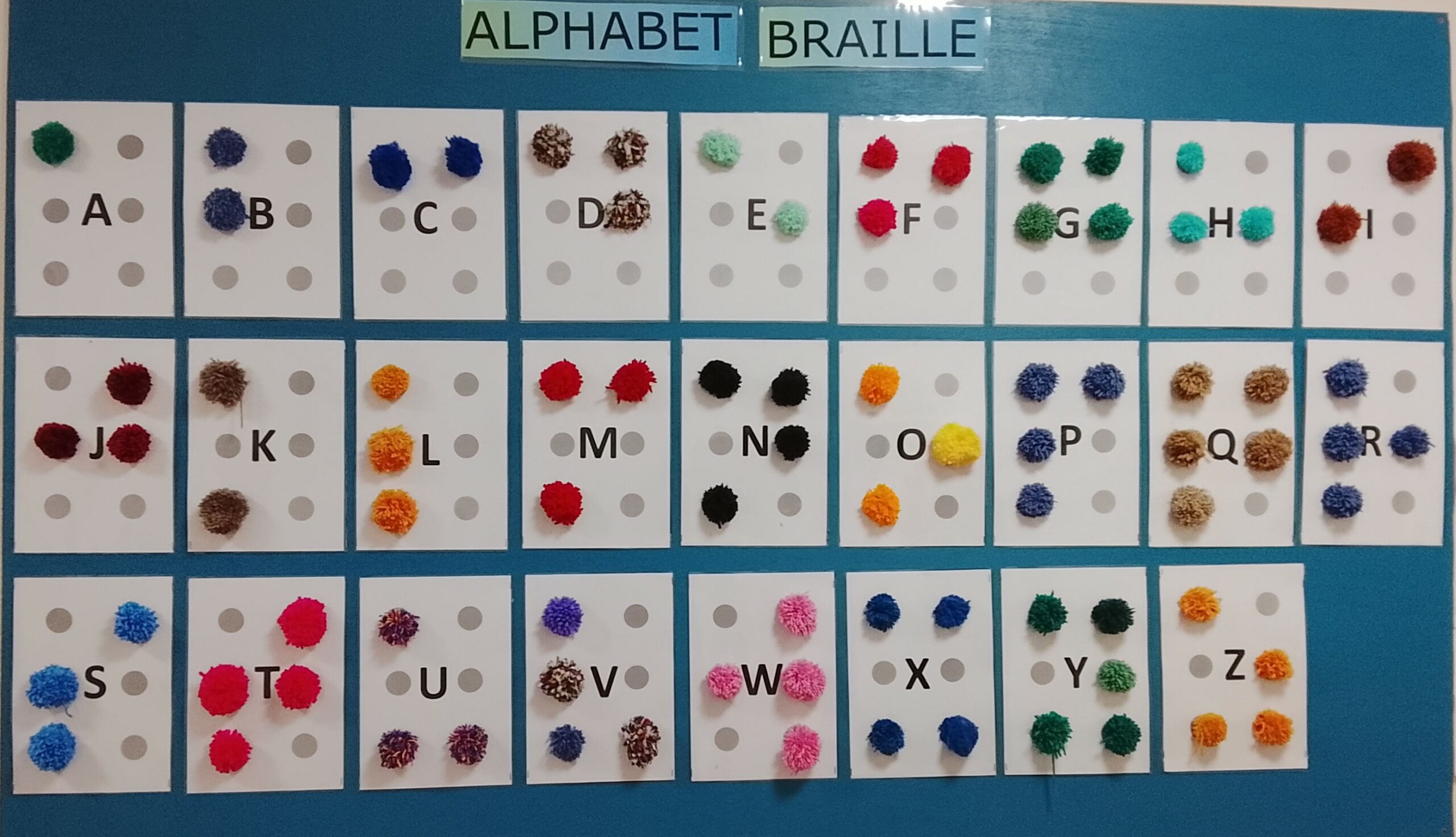 Alphabet braille géant fabriqué en pompons