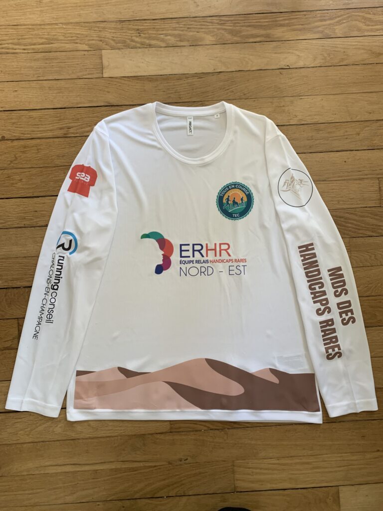 Maillot pour courir le Marathon des Sables avec notamment le logo de l'équipe relais handicaps rares, principal partenaire.